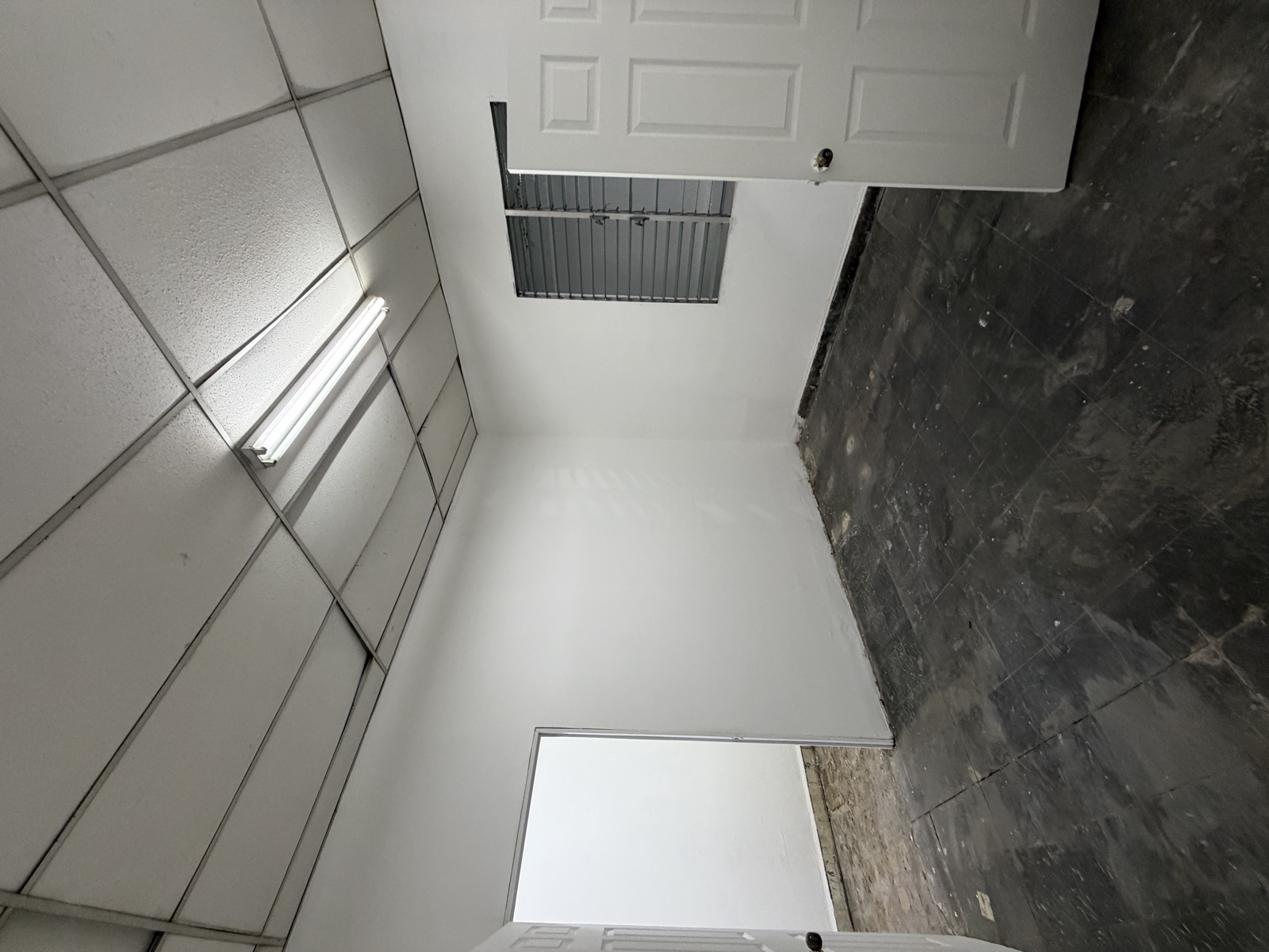 Interior con baldosa y concreto