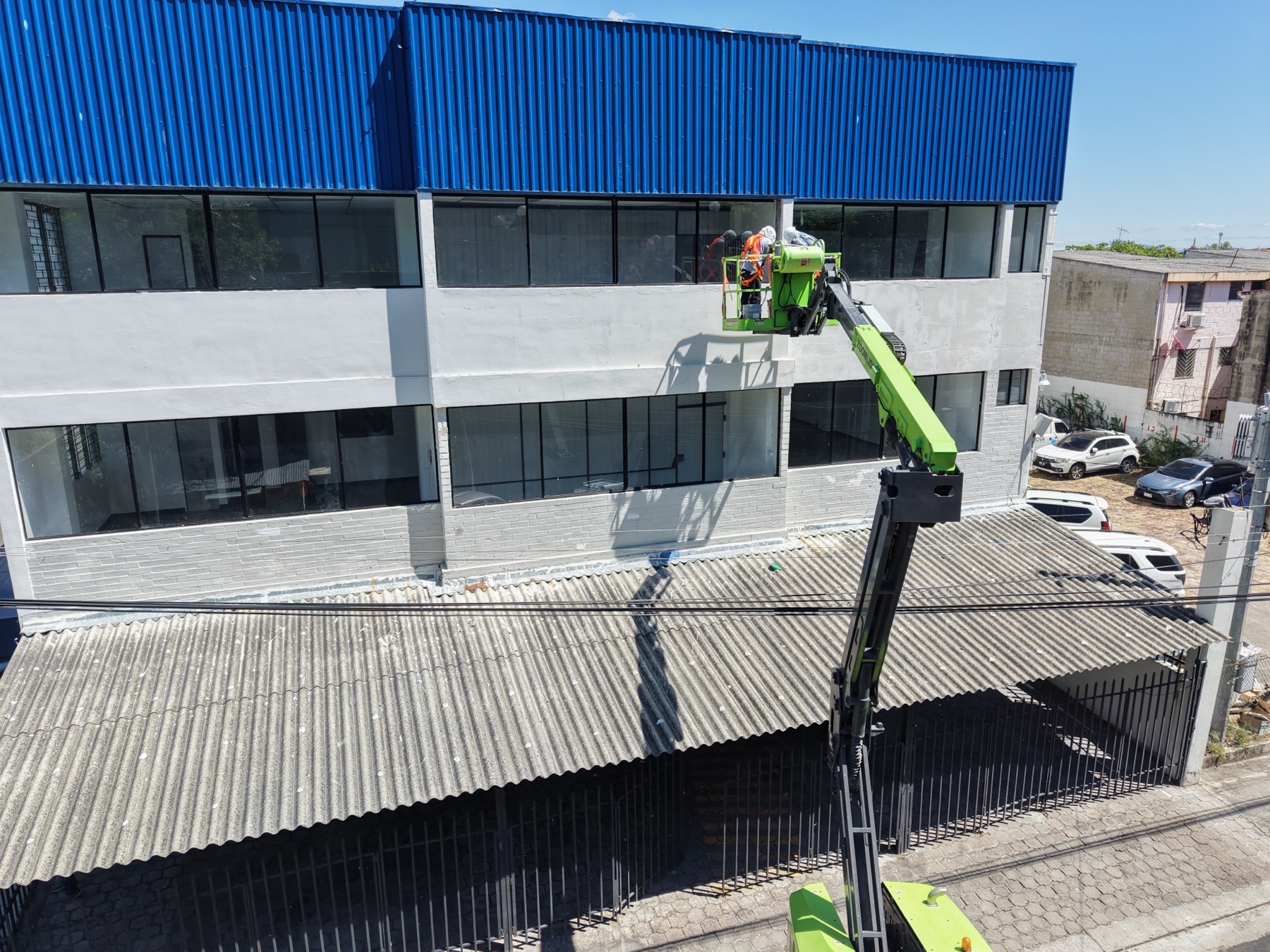 Pintura exterior con boom lift