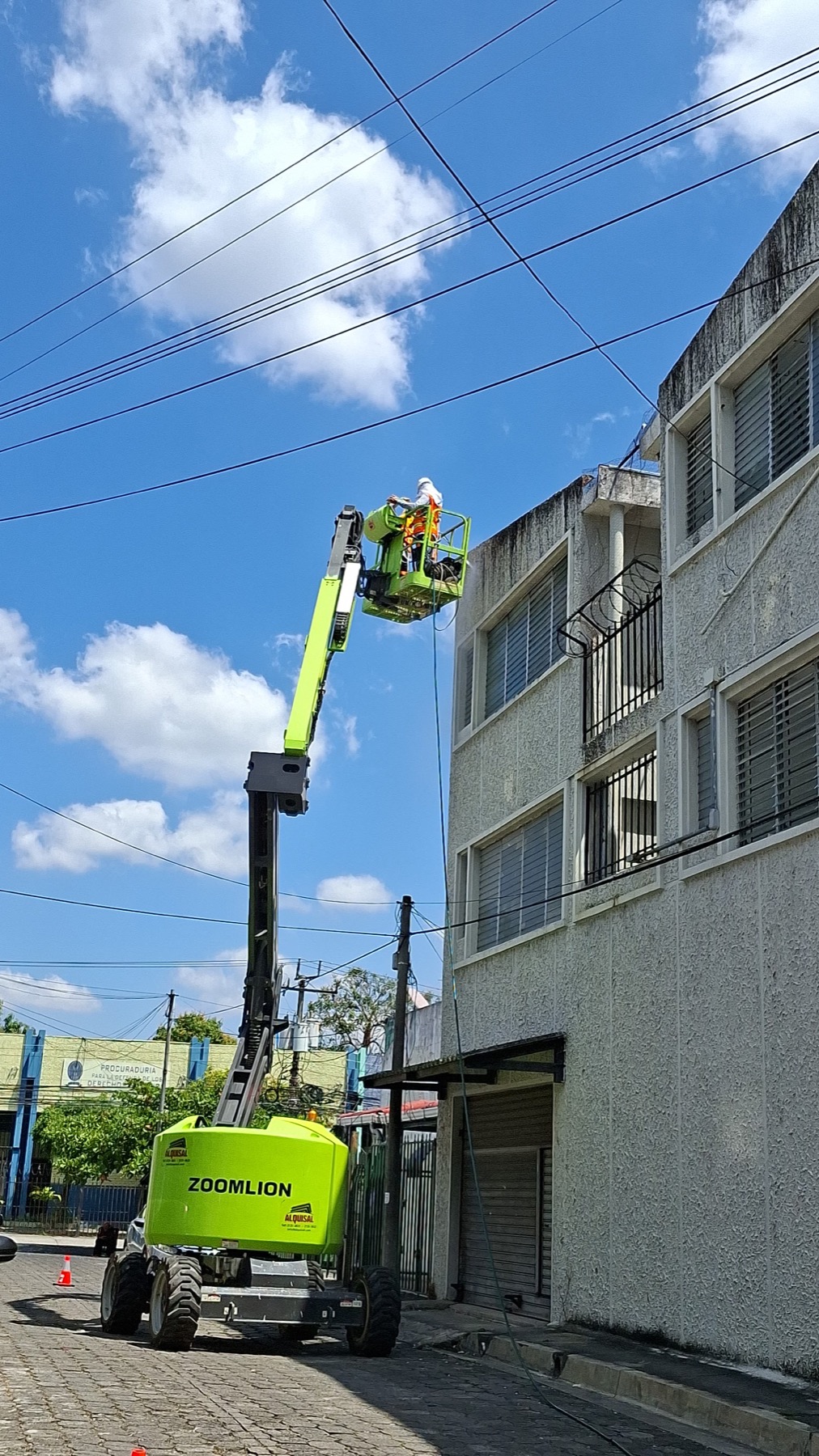 Edificio con pintura terminada