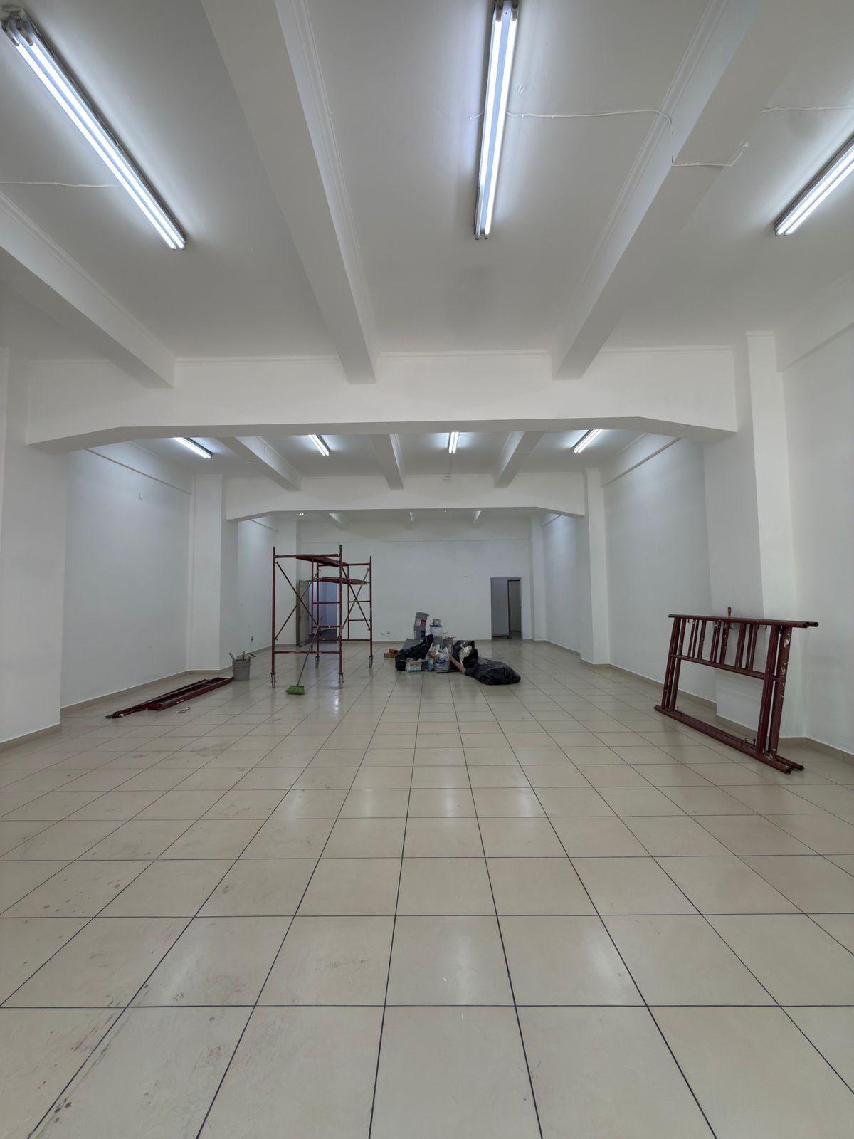 Local comercial recien pintado