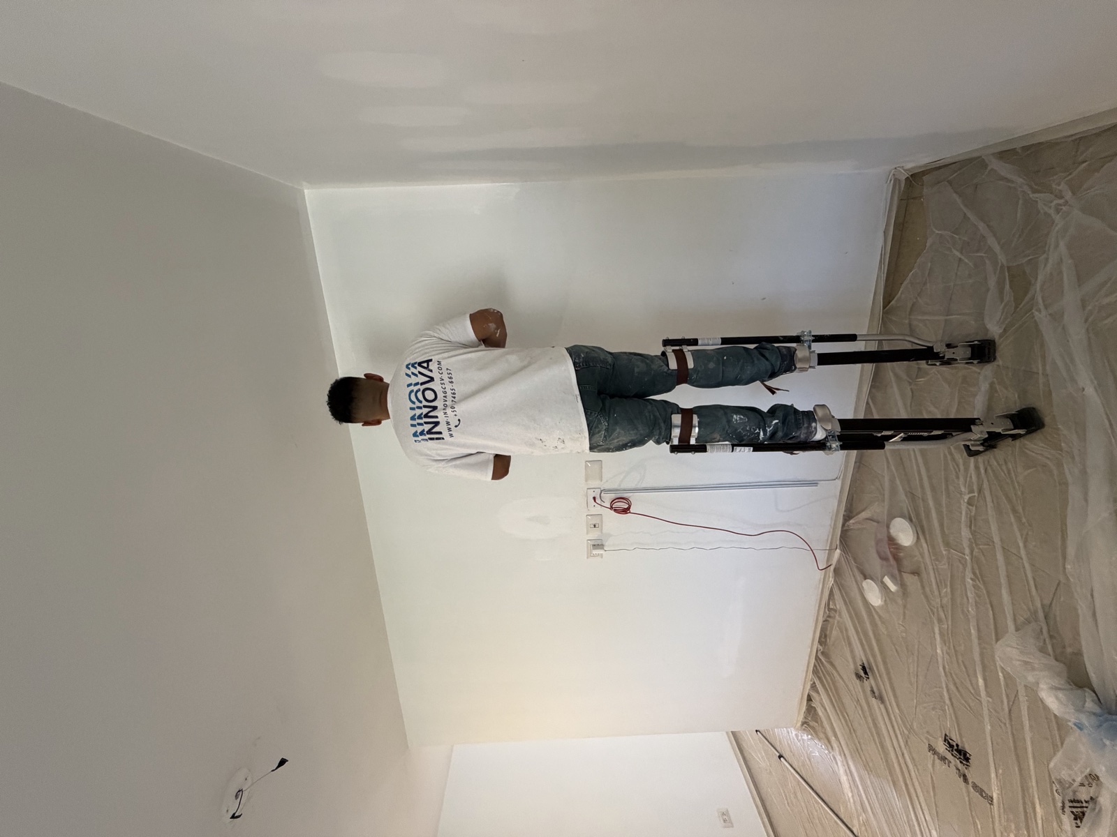 Pintura interior con zancos profesionales